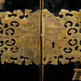 AN ANGLO-DUTCH BRASS-MOUNTED POLYCHROME-DECORATED, PARCEL-GILT AND BLACK-JAPANNED CABINET-ON-STAND - Foto 3