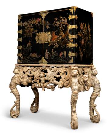 AN ANGLO-DUTCH BRASS-MOUNTED POLYCHROME-DECORATED, PARCEL-GILT AND BLACK-JAPANNED CABINET-ON-STAND - фото 4