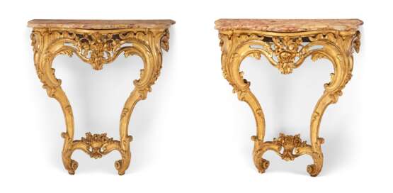 A PAIR OF LOUIS XV GILTWOOD CONSOLES - фото 1