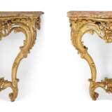 A PAIR OF LOUIS XV GILTWOOD CONSOLES - Foto 1