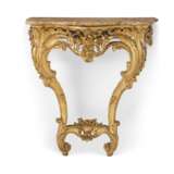 A PAIR OF LOUIS XV GILTWOOD CONSOLES - Foto 2