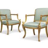 A PAIR OF REGENCY GILTWOOD OPEN ARMCHAIRS - Foto 1