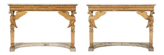A PAIR OF NORTH ITALIAN EMPIRE PARCEL-GILT, CREAM AND WHITE-PAINTED AND SIMULATED-MARBLE CONSOLE TABLES - Foto 1
