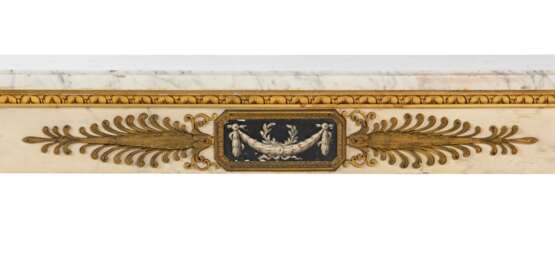 A NEAR PAIR OF FRENCH ORMOLU-MOUNTED FAUX-MARBLE, PARCEL-GILT AND EBONISED CONSOLE TABLES - Foto 3