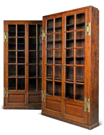 A PAIR OF GEORGE I OAK BOOKCASES - Foto 1