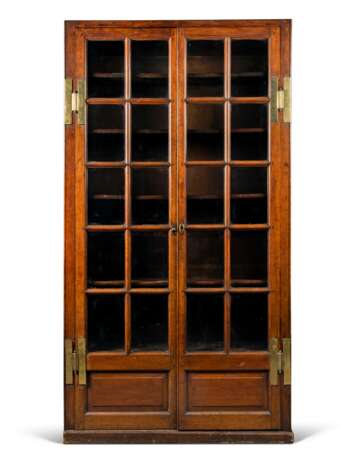 A PAIR OF GEORGE I OAK BOOKCASES - Foto 2