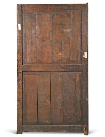 A PAIR OF GEORGE I OAK BOOKCASES - photo 3