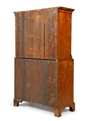 A GEORGE II WALNUT CHEST-ON-CHEST - фото 2