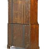 A GEORGE II WALNUT CHEST-ON-CHEST - Foto 2