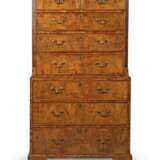 A GEORGE II WALNUT CHEST-ON-CHEST - фото 3