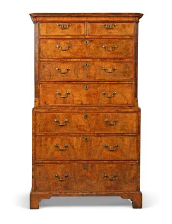 A GEORGE II WALNUT CHEST-ON-CHEST - фото 3