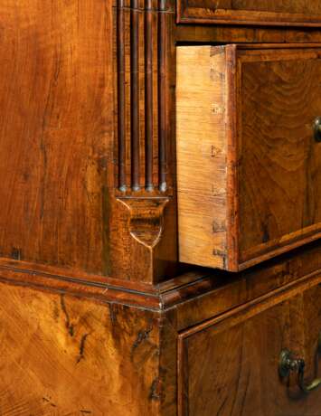 A GEORGE II WALNUT CHEST-ON-CHEST - фото 4