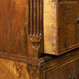 A GEORGE II WALNUT CHEST-ON-CHEST - Foto 4