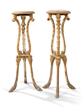 A PAIR OF GEORGE III PARCEL-GILT AND CREAM-PAINTED TORCHERES - Foto 1