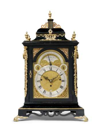 A GEORGE III ORMOLU-MOUNTED EBONISED MUSICAL BRACKET CLOCK - Foto 1