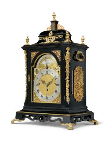 A GEORGE III ORMOLU-MOUNTED EBONISED MUSICAL BRACKET CLOCK - Foto 2