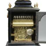 A GEORGE III ORMOLU-MOUNTED EBONISED MUSICAL BRACKET CLOCK - Foto 3