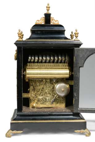 A GEORGE III ORMOLU-MOUNTED EBONISED MUSICAL BRACKET CLOCK - Foto 3