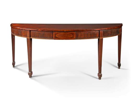 A GEORGE III MAHOGANY SIDE TABLE - Foto 1