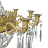 A FRENCH ORMOLU AND GLASS TWELVE-LIGHT CHANDELIER - Foto 2