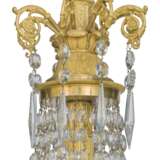 A FRENCH ORMOLU AND GLASS TWELVE-LIGHT CHANDELIER - Foto 3