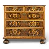 A WILLIAM & MARY OLIVEWOOD, PADOUK AND FLORAL MARQUETRY CHEST - фото 1