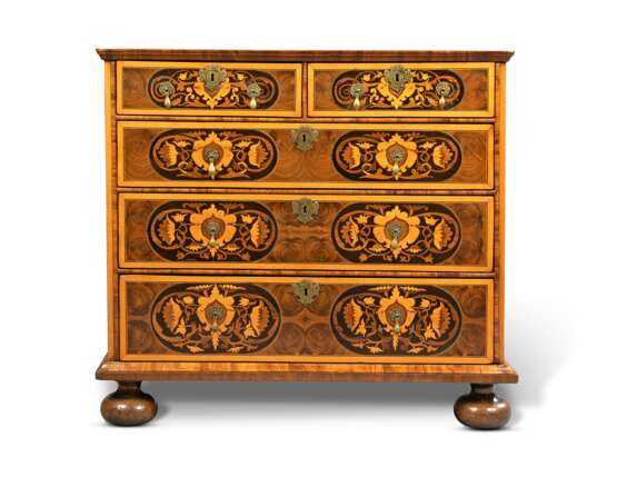 A WILLIAM & MARY OLIVEWOOD, PADOUK AND FLORAL MARQUETRY CHEST - фото 1