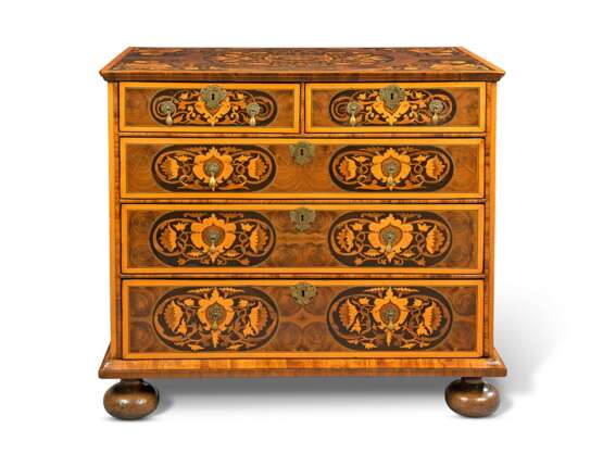 A WILLIAM & MARY OLIVEWOOD, PADOUK AND FLORAL MARQUETRY CHEST - фото 2