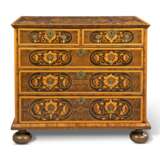 A WILLIAM & MARY OLIVEWOOD, PADOUK AND FLORAL MARQUETRY CHEST - фото 2