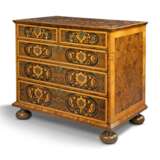 A WILLIAM & MARY OLIVEWOOD, PADOUK AND FLORAL MARQUETRY CHEST - фото 3