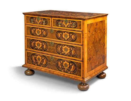A WILLIAM & MARY OLIVEWOOD, PADOUK AND FLORAL MARQUETRY CHEST - фото 3