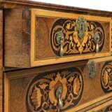 A WILLIAM & MARY OLIVEWOOD, PADOUK AND FLORAL MARQUETRY CHEST - фото 4