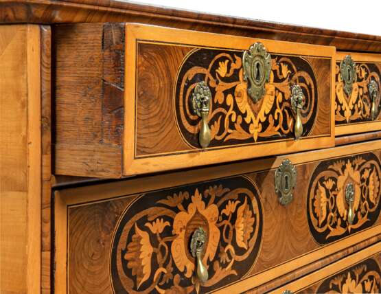 A WILLIAM & MARY OLIVEWOOD, PADOUK AND FLORAL MARQUETRY CHEST - фото 4
