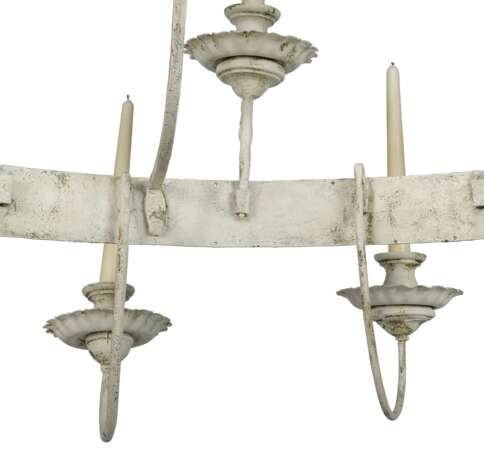 A PAIR OF OFF-WHITE IRON TWO-TIER HANGING-LIGHTS - Foto 2