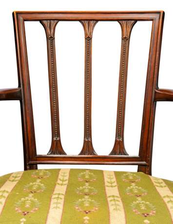 A SET OF EIGHT MAHOGANY DINING-CHAIRS - Foto 2