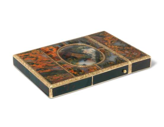 A GERMAN GOLD-MOUNTED HARDSTONE ETUI A TABLETTES - Foto 1