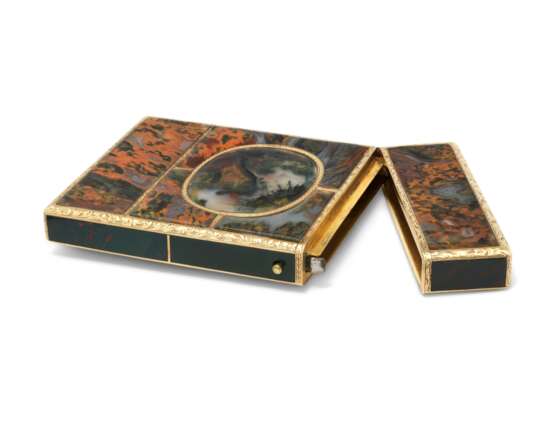 A GERMAN GOLD-MOUNTED HARDSTONE ETUI A TABLETTES - Foto 2