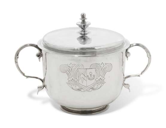 A JAMES II SILVER PORRINGER AND COVER - photo 1