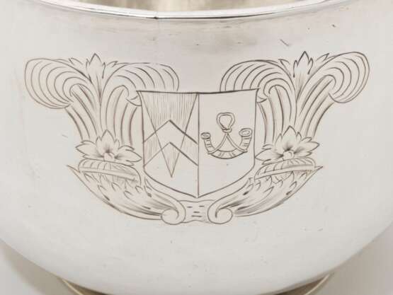 A JAMES II SILVER PORRINGER AND COVER - photo 2