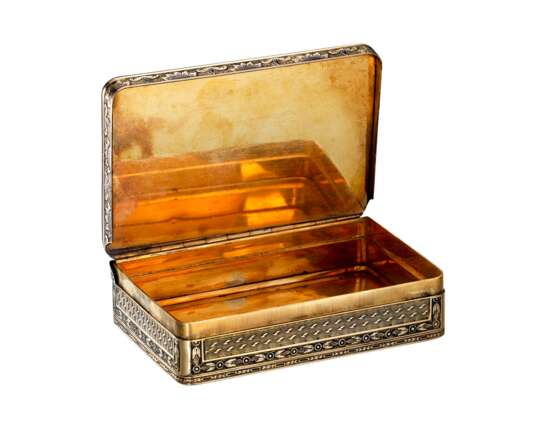 A SWISS ENAMELLED GOLD SNUFF-BOX - photo 4