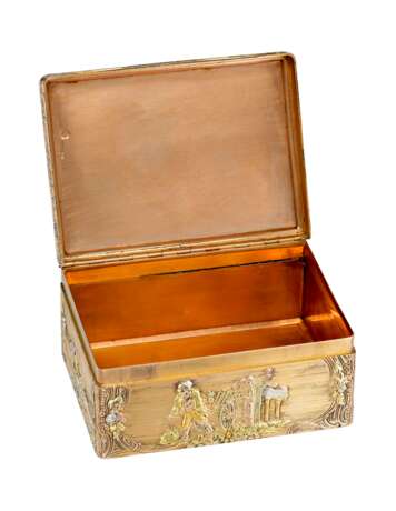 A GERMAN VARI-COLOUR GOLD TABLE SNUFF-BOX - фото 2