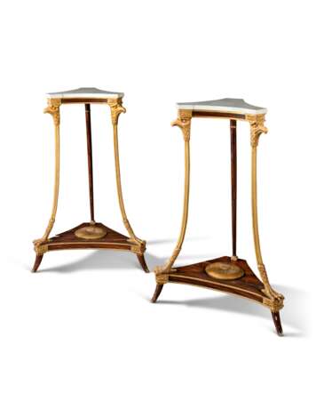 A PAIR OF CENTRAL EUROPEAN PARCEL-GILT AND GRAINED CORNER TORCHERES - Foto 1