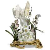 AN ORMOLU-MOUNTED MEISSEN PORCELAIN AND TOLE-PEINTE WATCH-STAND - photo 2