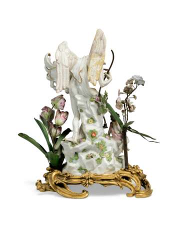 AN ORMOLU-MOUNTED MEISSEN PORCELAIN AND TOLE-PEINTE WATCH-STAND - фото 2