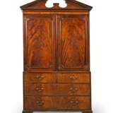 A GEORGE III MAHOGANY LINEN PRESS - фото 1