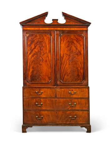 A GEORGE III MAHOGANY LINEN PRESS - фото 1