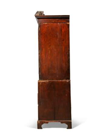 A GEORGE III MAHOGANY LINEN PRESS - фото 3