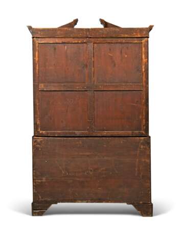 A GEORGE III MAHOGANY LINEN PRESS - фото 4