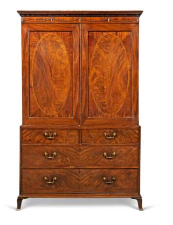 A GEORGE III MAHOGANY LINEN PRESS - Foto 1