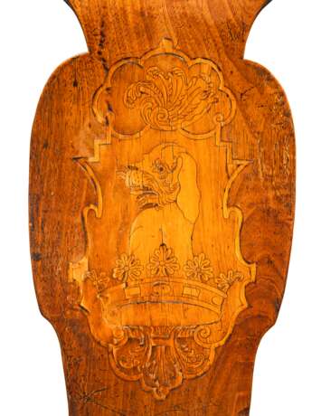 A GEORGE II MAHOGANY AND MARQUETRY HALL CHAIR - Foto 2